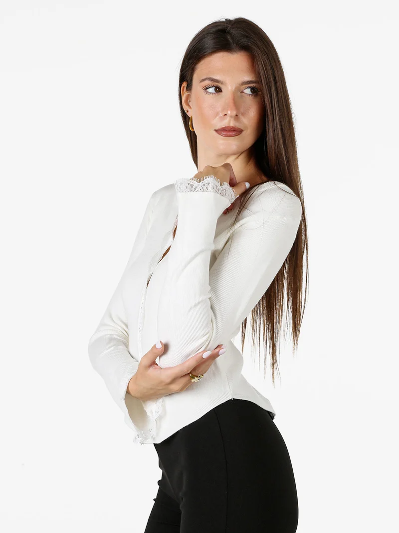 Cardigan donna in maglia con bottoni e maniche a campana con dettagli in pizzo - bianco