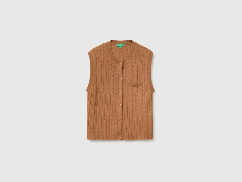 Strickweste mit Zöpfen