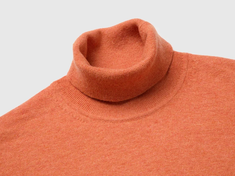 Oranger Rollkragenpullover aus reiner Merinowolle