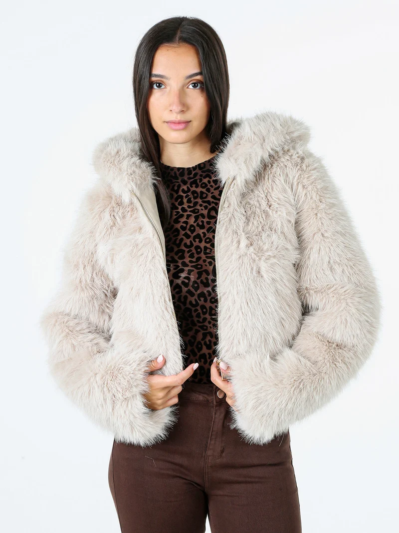 Giacca corta da donna in ecopelliccia con cappuccio e zip - beige