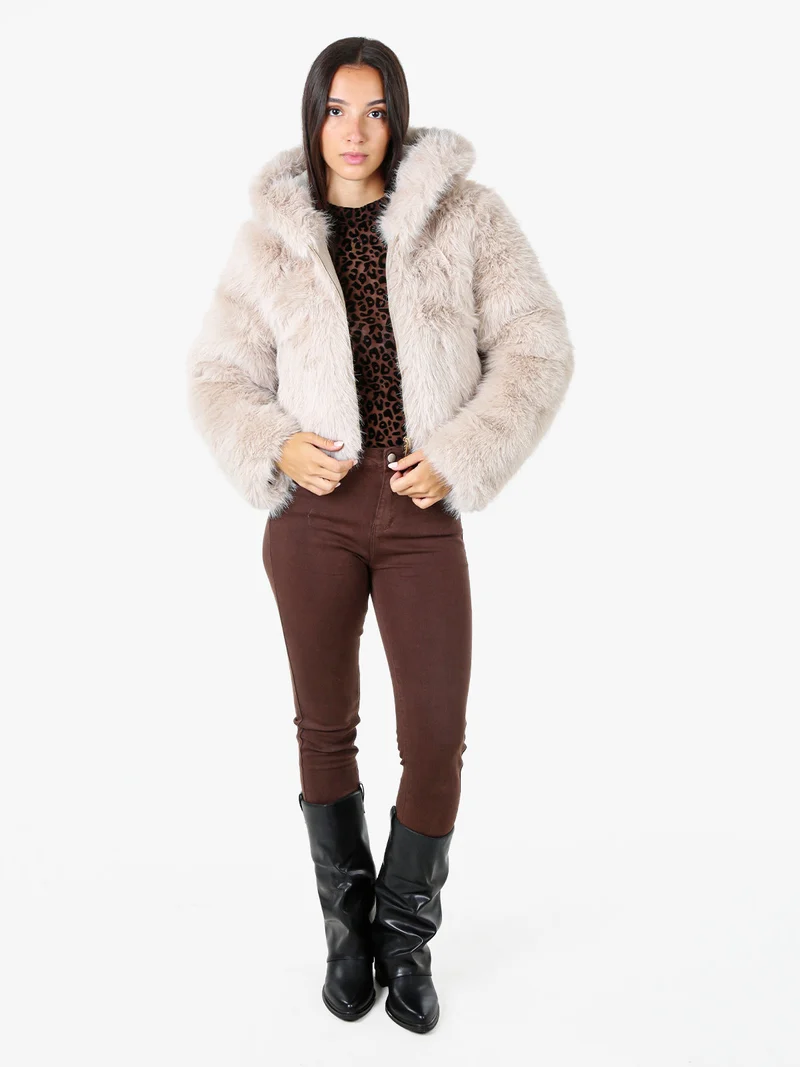 Giacca corta da donna in ecopelliccia con cappuccio e zip - beige
