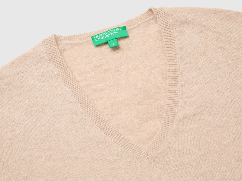 Beigefarbener V-Ausschnitt-Pullover aus reiner Merinowolle