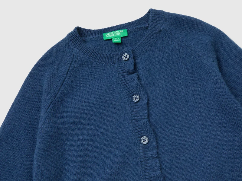 Strickjacke mit Rundhalsausschnitt und Knöpfen