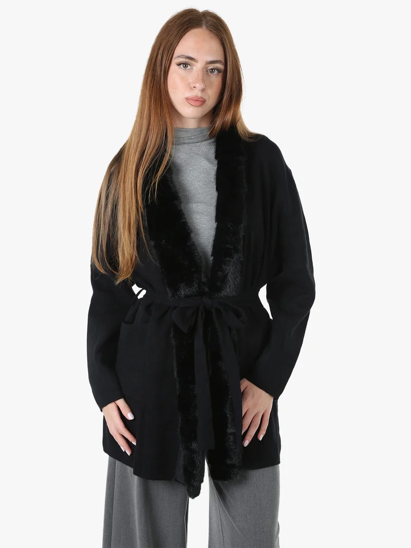 Cardigan donna in maglia con cintura e dettagli in ecopelliccia - nero