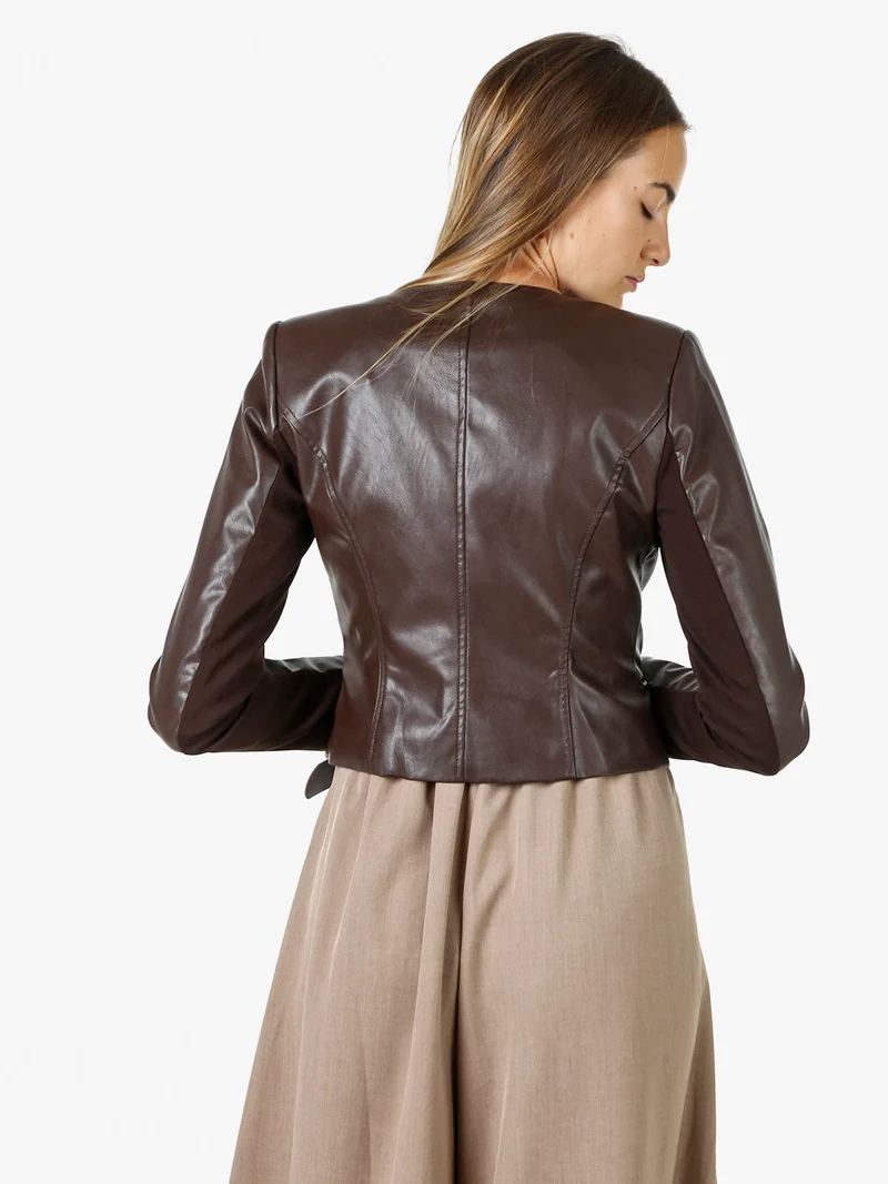 Giacca corta da donna in ecopelle con zip - moro