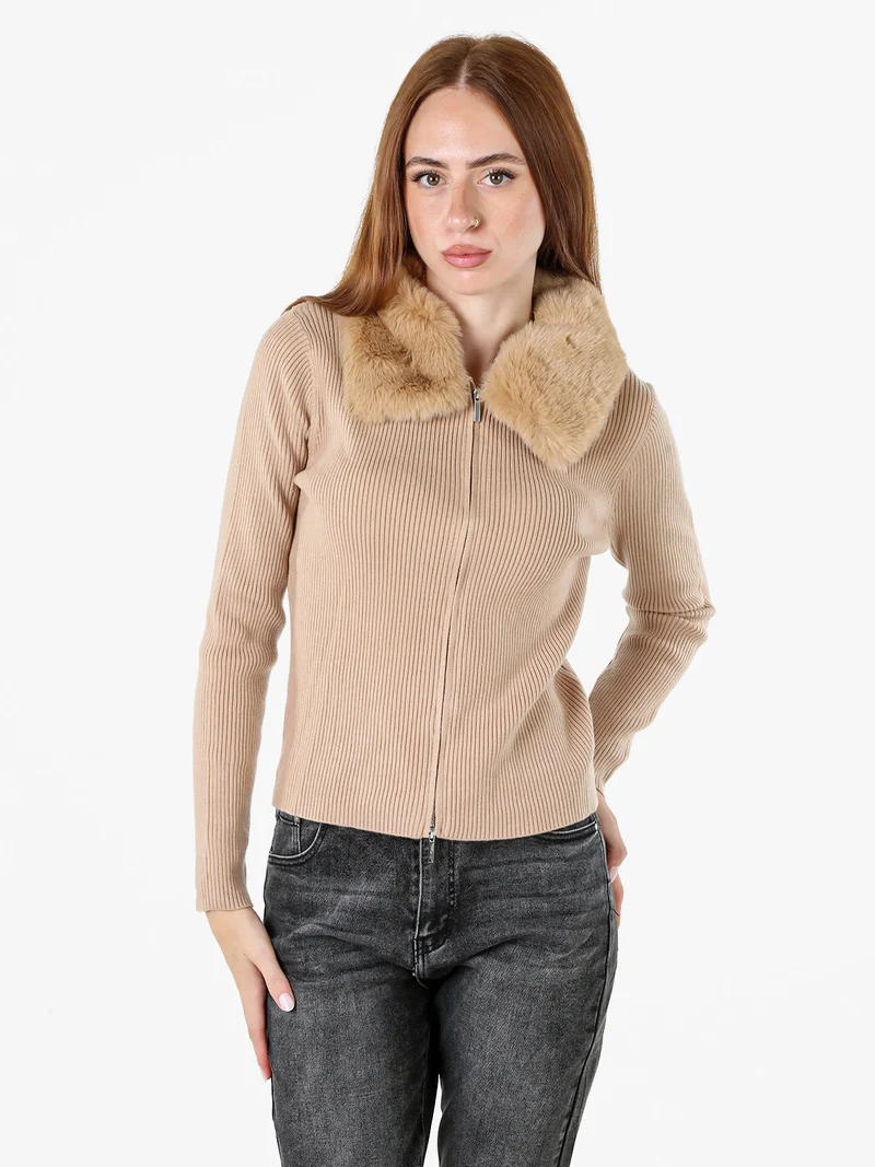 Cardigan da donna in maglia con colletto in ecopelliccia e zip - cammello