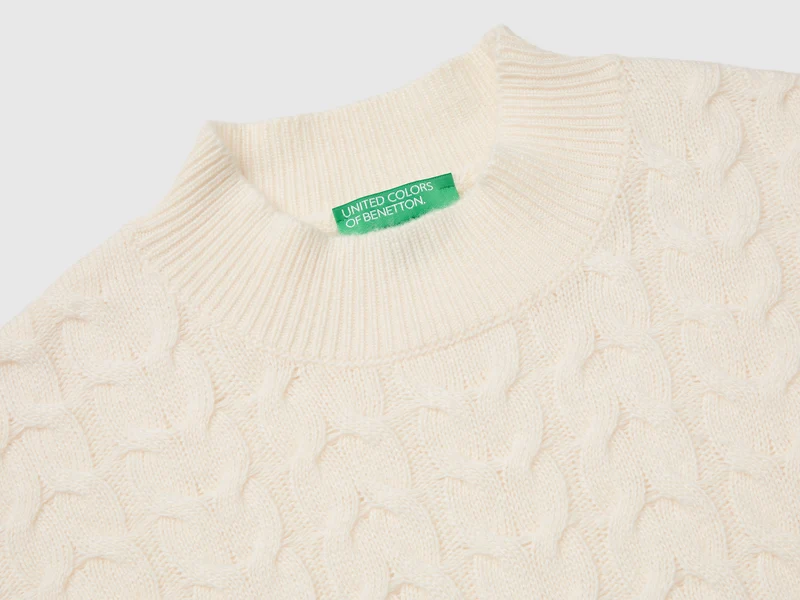Rollkragenpullover mit Zopfmuster aus einem Woll-Kaschmir-Mischgewebe