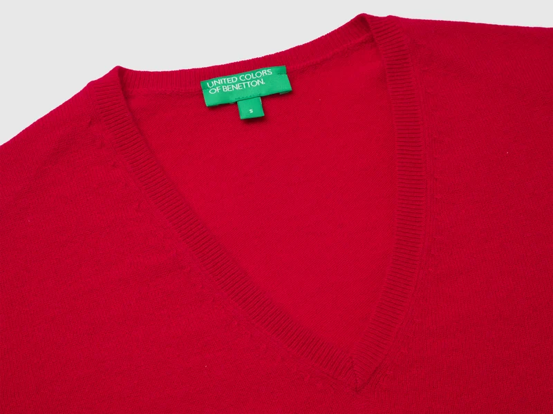 Pflaumenroter V-Ausschnitt-Pullover aus reiner Merinowolle