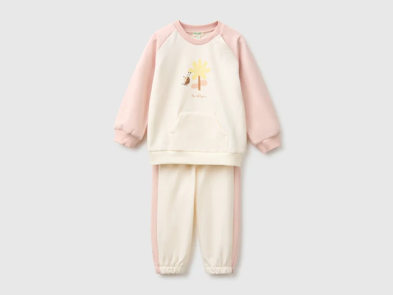 Outfit mit farblich abgesetztem Sweatshirt