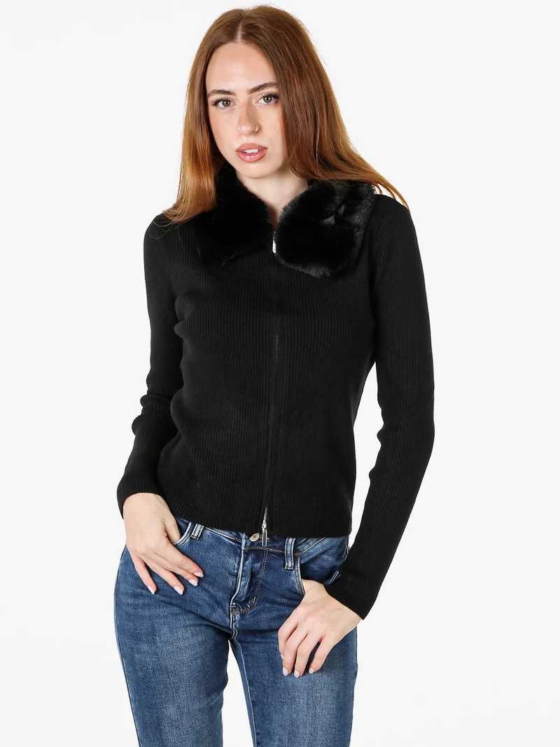 Cardigan da donna in maglia con colletto in ecopelliccia e zip - nero