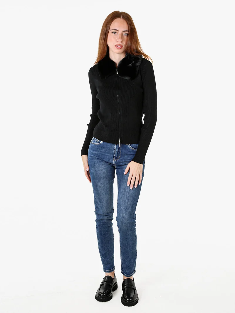 Cardigan da donna in maglia con colletto in ecopelliccia e zip - nero
