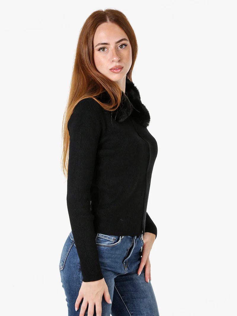 Cardigan da donna in maglia con colletto in ecopelliccia e zip - nero