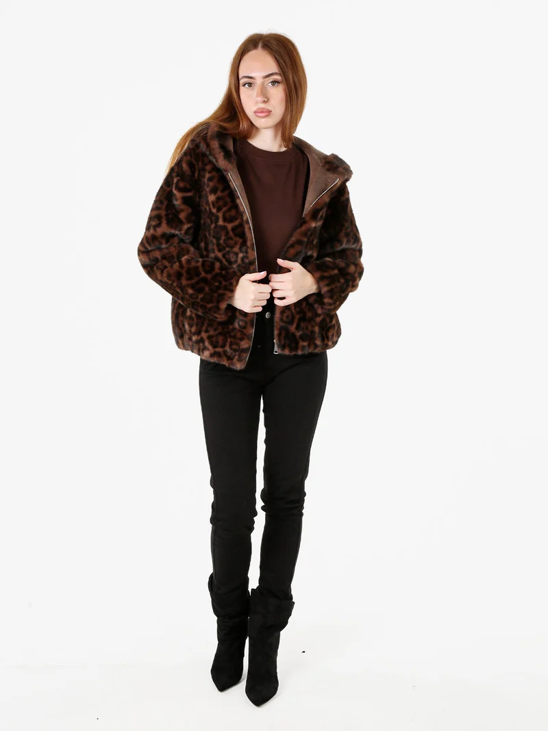 Cappotto corto da donna in ecopelliccia leopardata con cappuccio e zip - moro