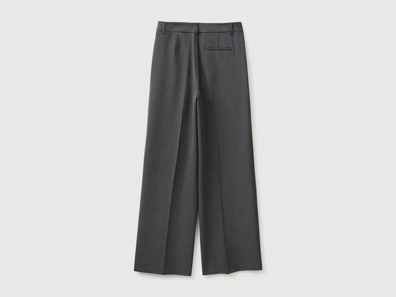 Weit geschnittene Hose aus Stretch-Viskose-Mischgewebe