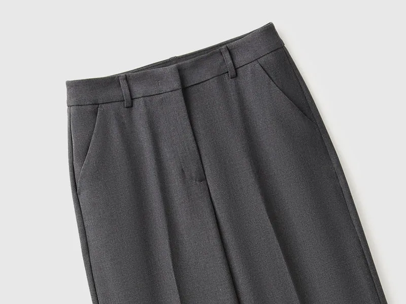 Weit geschnittene Hose aus Stretch-Viskose-Mischgewebe