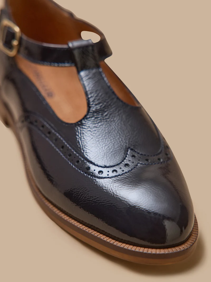 Damen-Riemchenschuh aus Leder mit floralem Lochmuster