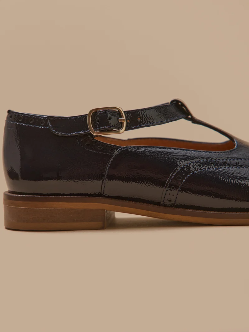 Damen-Riemchenschuh aus Leder mit floralem Lochmuster