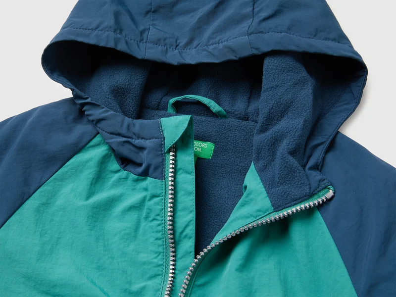 Nylonjacke mit Kapuze