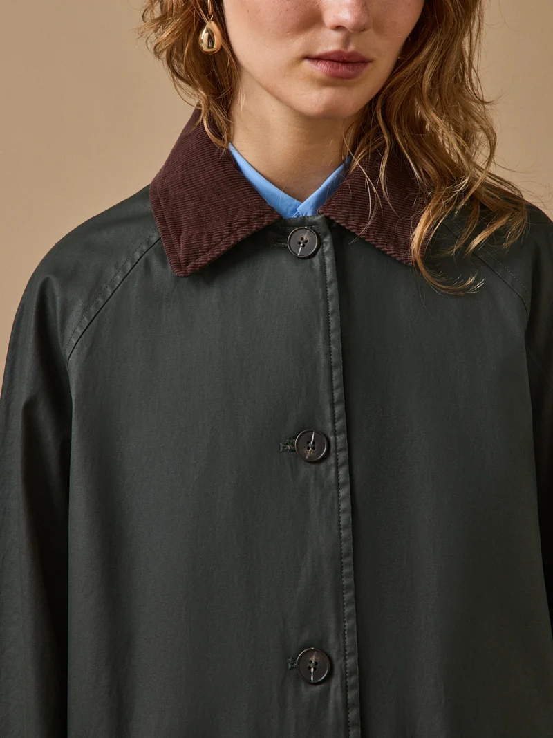 Damen-Regenjacke aus beschichtetem Tuch