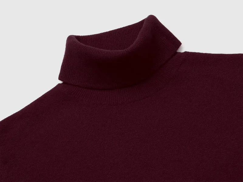 Pflaumenfarbener Rollkragenpullover aus reiner Merinowolle