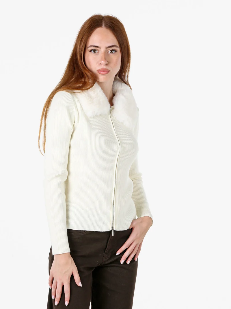Cardigan da donna in maglia con colletto in ecopelliccia e zip - bianco