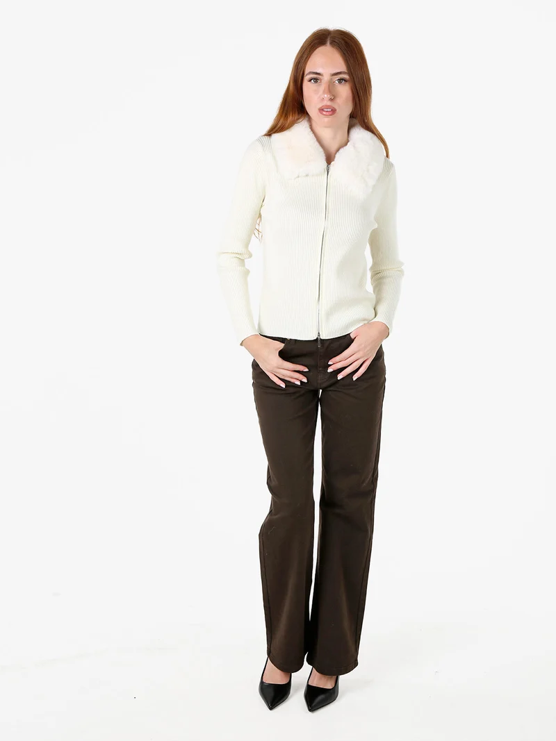 Cardigan da donna in maglia con colletto in ecopelliccia e zip - bianco