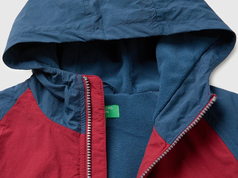 Nylonjacke mit Kapuze