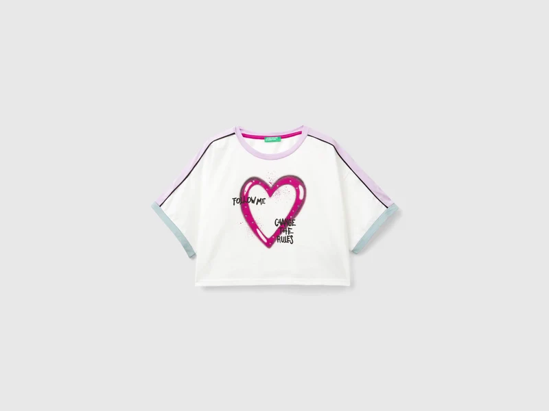 T-Shirt mit Graffitidruck und Strasssteinen