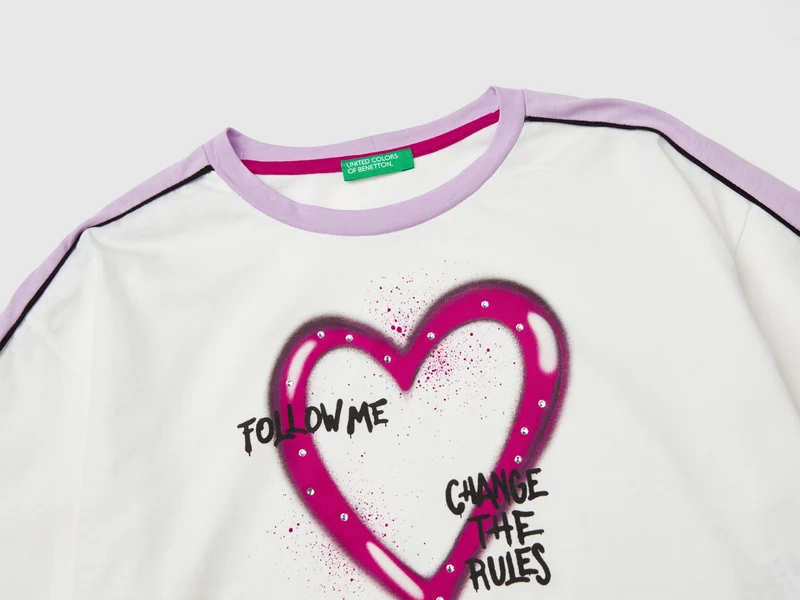 T-Shirt mit Graffitidruck und Strasssteinen