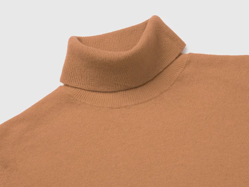 Kamelfarbener Rollkragenpullover aus reiner Merinowolle