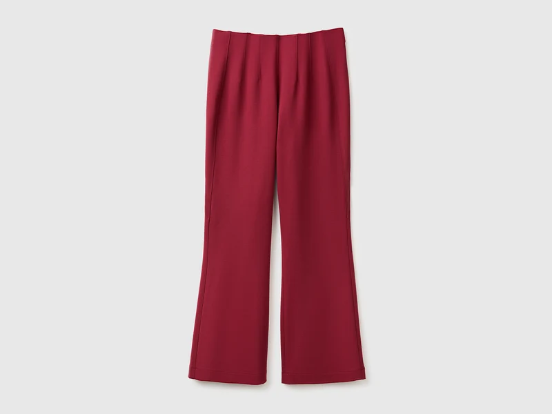 Elegante Trompetenhose aus einem Stretch-Viskose-Mischgewebe