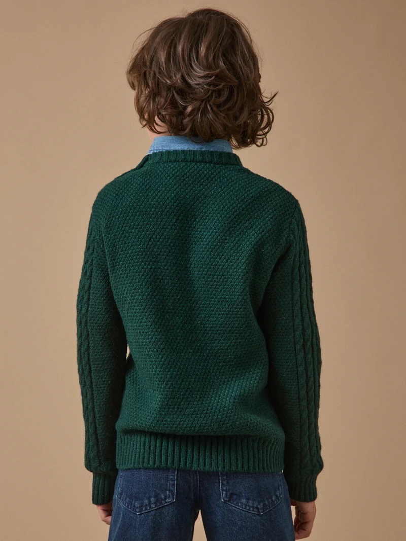 Jungenpullover mit Zopfmuster