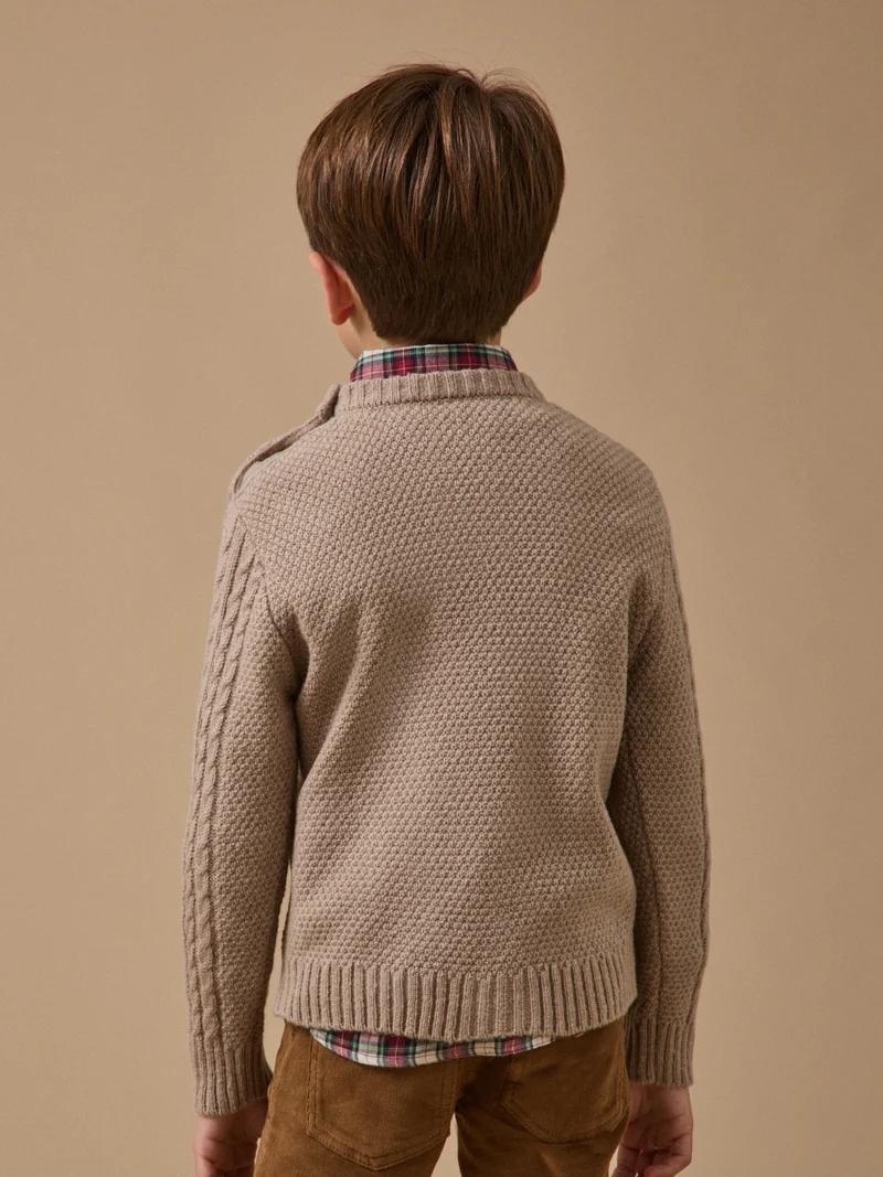 Jungenpullover mit Zopfmuster