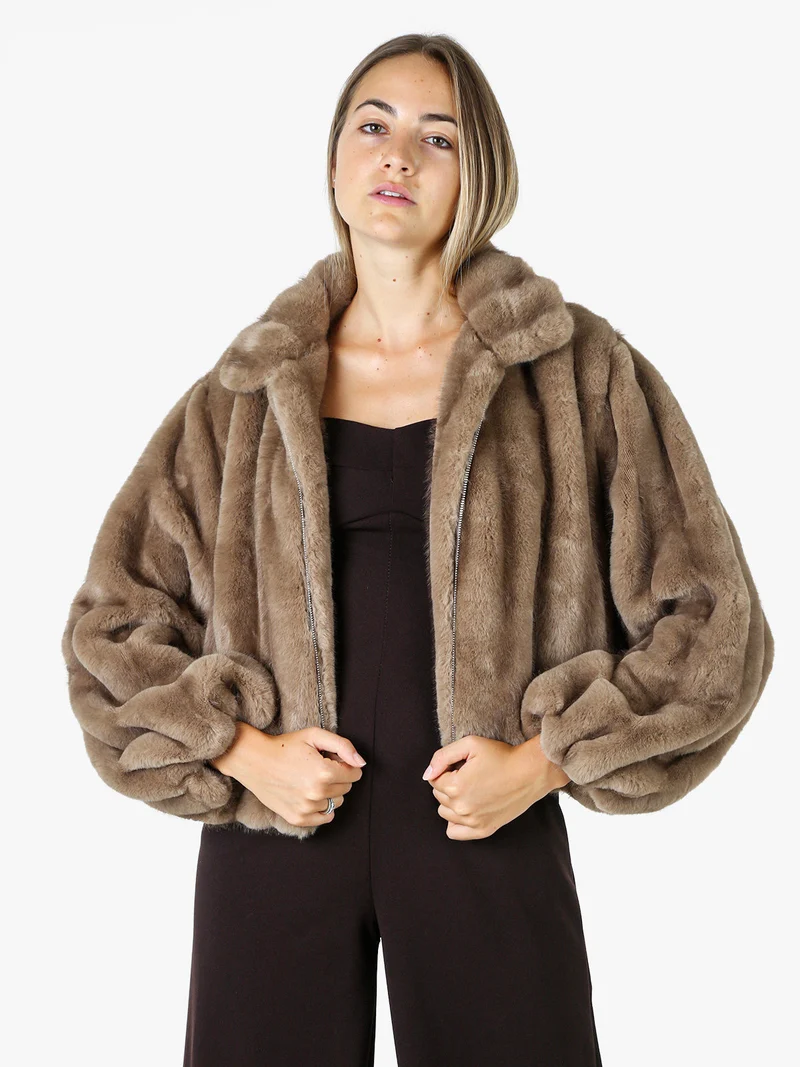 Cappotto corto da donna in ecopelliccia con maniche a campana - khaki