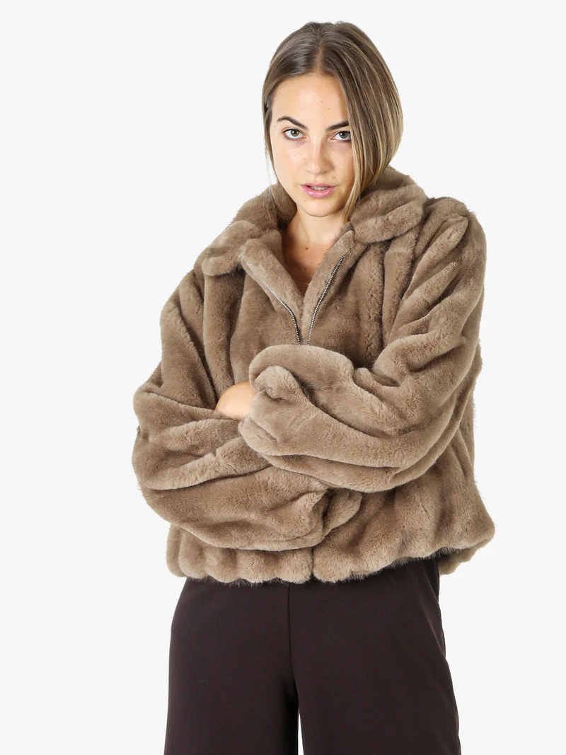 Cappotto corto da donna in ecopelliccia con maniche a campana - khaki