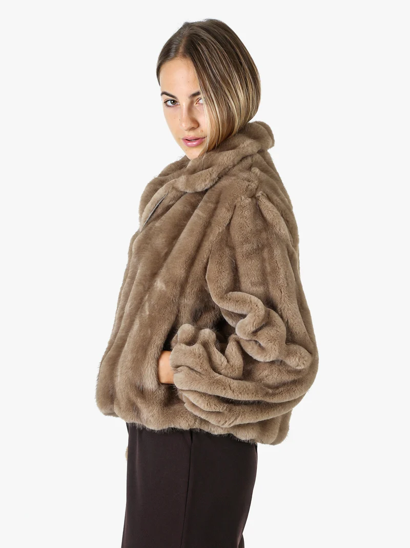 Cappotto corto da donna in ecopelliccia con maniche a campana - khaki