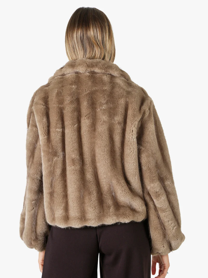 Cappotto corto da donna in ecopelliccia con maniche a campana - khaki