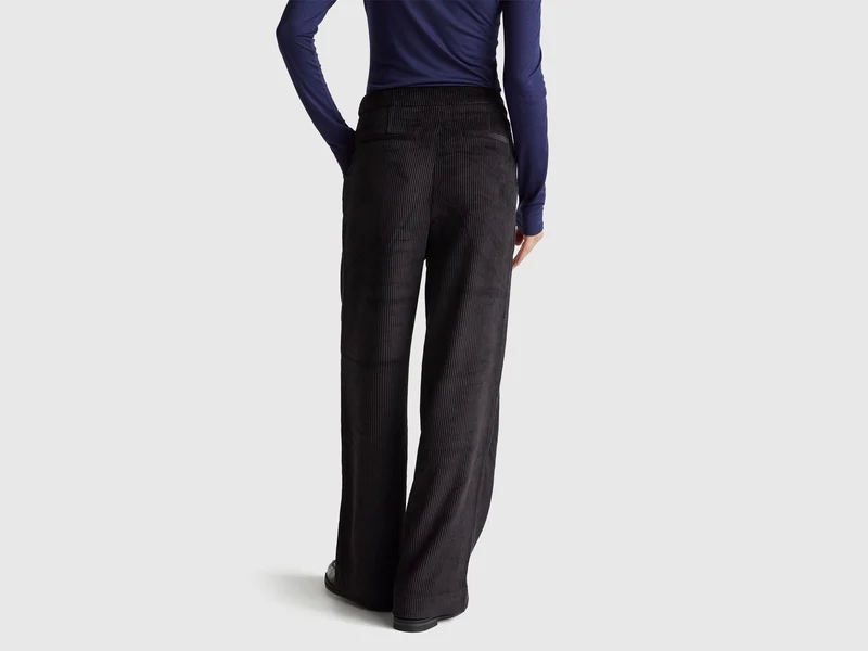 Ausgestellte Samthose