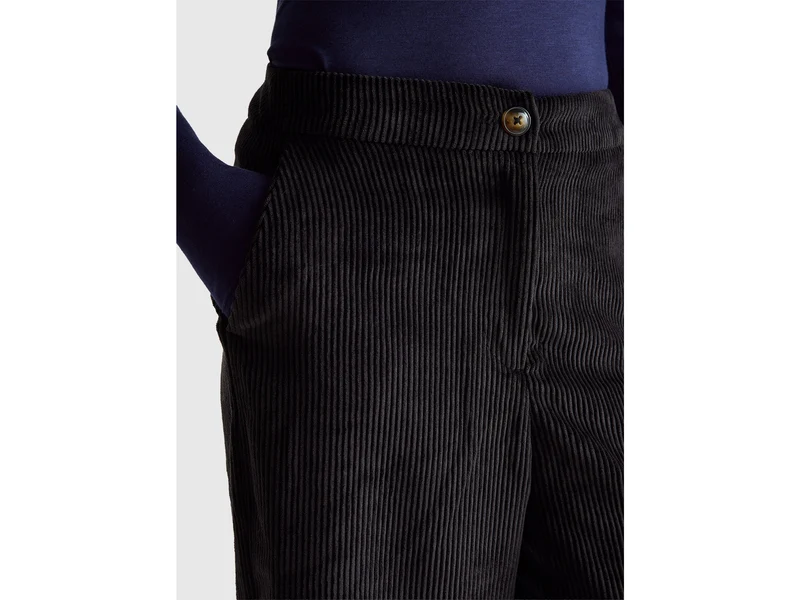 Ausgestellte Samthose