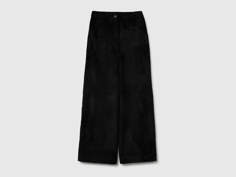 Ausgestellte Samthose
