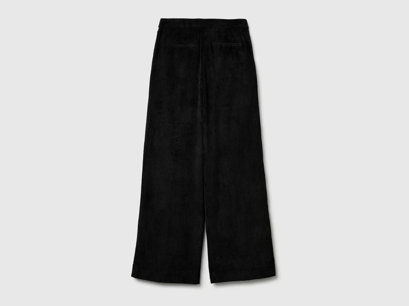 Ausgestellte Samthose