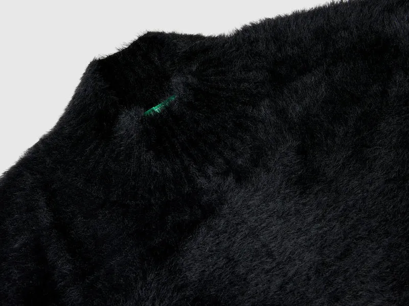 Aus pelzigem Garn gestrickt