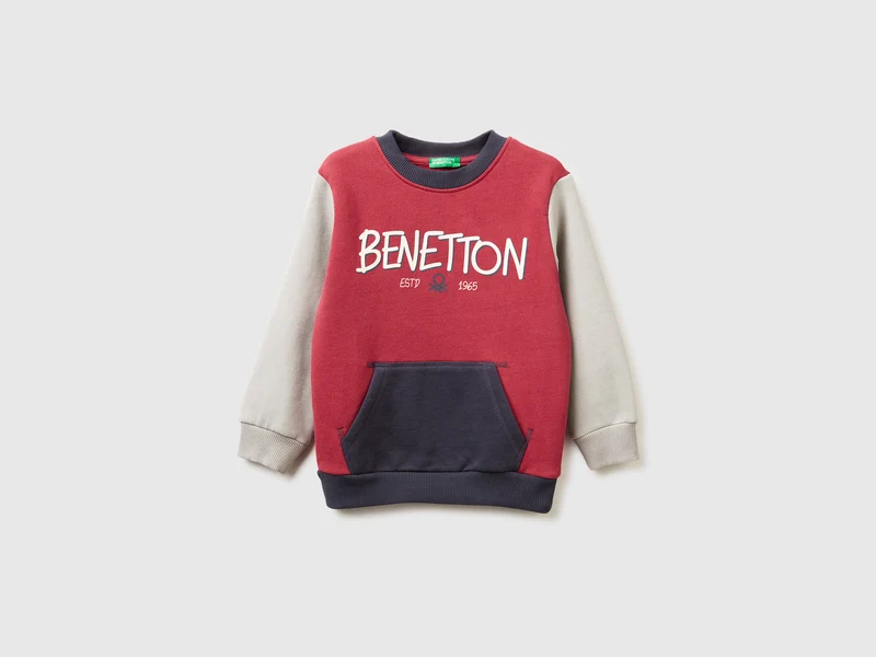 Warmes Sweatshirt mit Kängurutasche