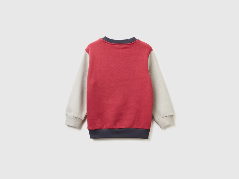 Warmes Sweatshirt mit Kängurutasche