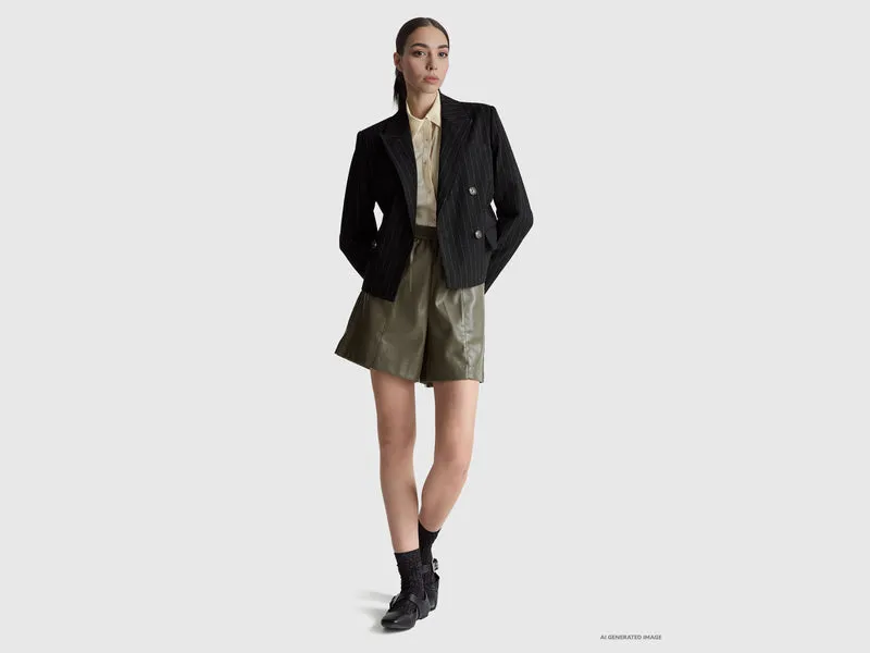 Kurzer Nadelstreifenblazer