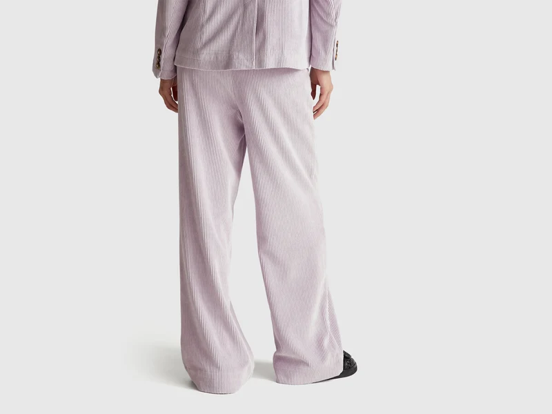 Ausgestellte Samthose