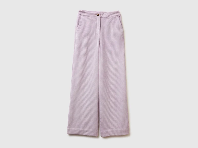 Ausgestellte Samthose