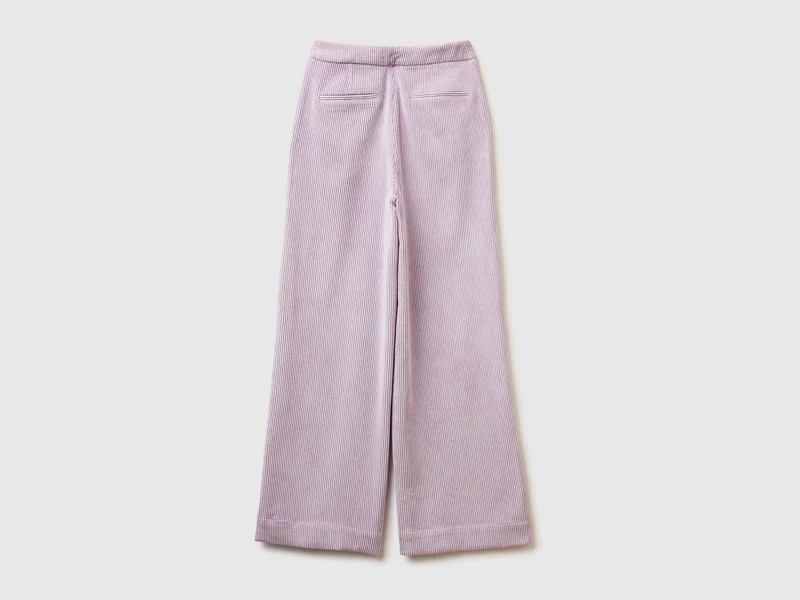 Ausgestellte Samthose