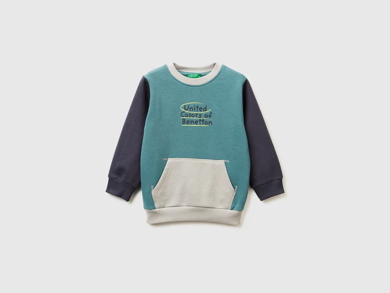 Warmes Sweatshirt mit Kängurutasche
