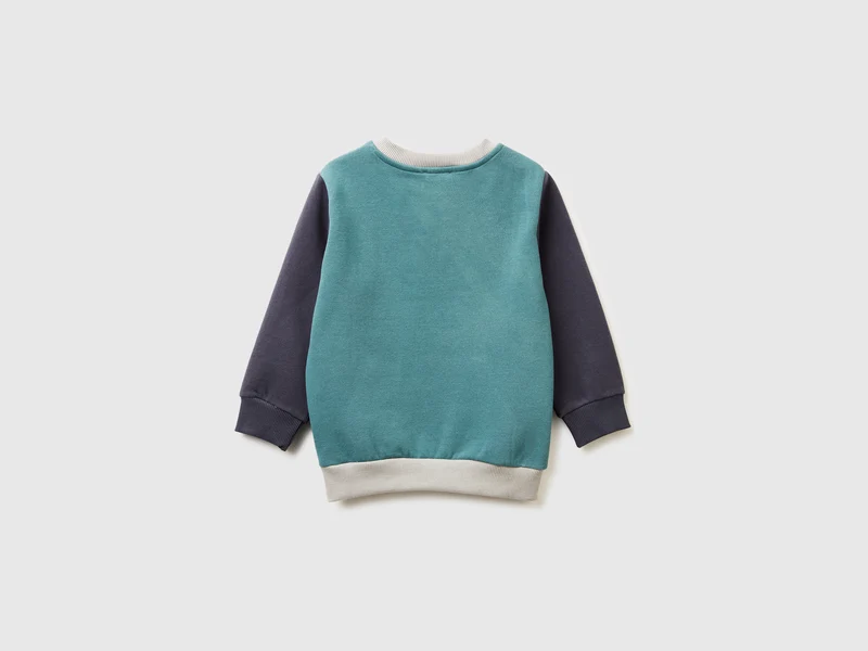 Warmes Sweatshirt mit Kängurutasche